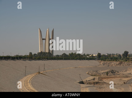 Fernblick über das Sowjet-ägyptische Freundschaft Denkmal auf dem Gelände des Assuan-Staudamms Stockfoto