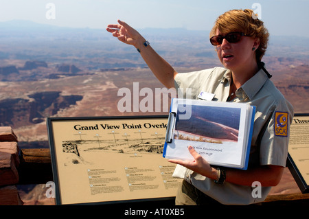 Parkwächter, die Diskussion über die Bildung von Gesteinsschichten, Canyonlands National Park, Utah, USA Stockfoto