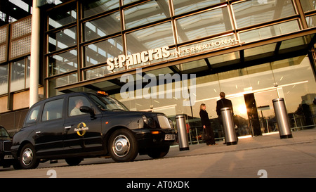 Taxi am Bahnhof St. Pancras International Sation London Stockfoto