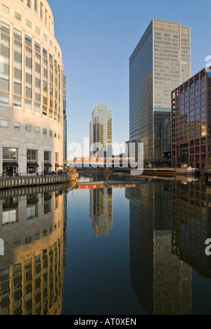 Vertikale Weitwinkel das Spiegelbild von Gebäuden reflektiert im mittleren Dock in Canary Wharf an einem sonnigen Tag. Stockfoto