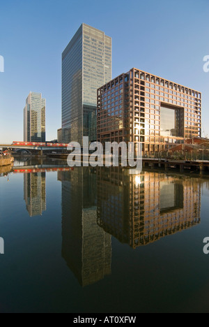 Vertikale Weitwinkel das Spiegelbild von Gebäuden reflektiert im mittleren Dock in Canary Wharf an einem sonnigen Tag. Stockfoto