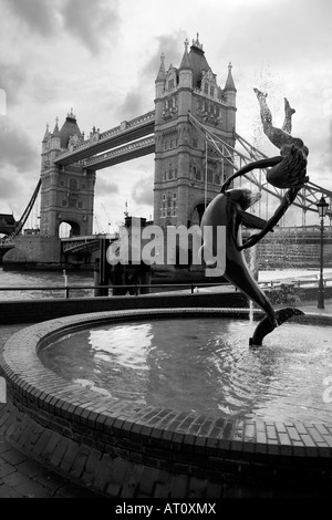 Tower Bridge (manchmal verwirrt als London Bridge) eine kombinierte Bascule und Hängebrücke, die die Themse erstreckt Stockfoto