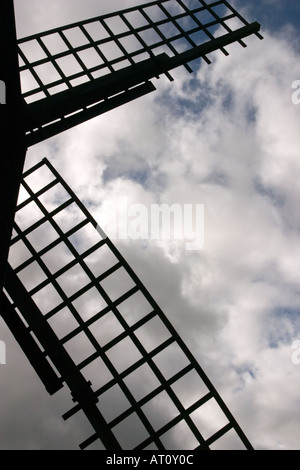 Silhouette der Vintage hölzerne Windmühle am Brill in Buckinghamshire England Stockfoto