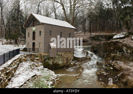 Beck s Mühle und Wasser aus der Höhle Frühling im Winter Washington County Indiana Stockfoto