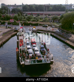 Kleine Autofähre, Warnemünde, in der Nähe von Rostock, Mecklenburg-Vorpommern, Deutschland. Stockfoto