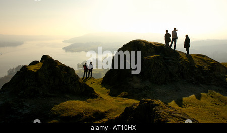 Wanderer, die den Blick auf misty Lake Windermere aus Loughrigg Fell, Nationalpark Lake District, Cumbria UK Stockfoto