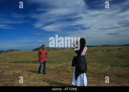 Breite Schuss eines jungen Paares, Urlaub im Vagamon Medaows Stockfoto