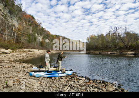Zwei Fliegen Fischer Vorbereitung auf Kajaks auf dem Cumberland River Russell County Kentucky starten Stockfoto