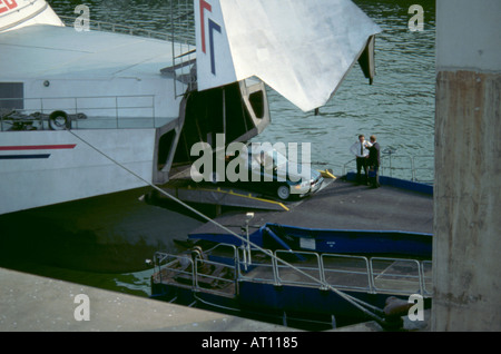 Auto aussteigen aus Katamaran, "Hoverspeed Sea Cat Boulogne", Boulogne, Frankreich. Stockfoto