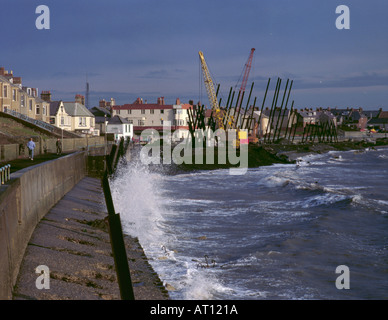 Küstenschutz; Bau einer neuen Stahlbetonwellenwand in Newbiggin-by-the-Sea, Northumberland, England, Großbritannien. 1989 Stockfoto