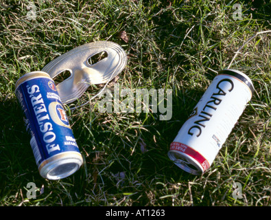 Am Morgen danach; leeren Bierdosen und Partei-Maske. Stockfoto