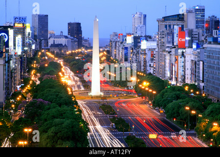 Luftaufnahme der Avenida 9 de Julio mit Obelisco Denkmal, in der Dämmerung, mit Auto-Licht-Linien. Langzeitbelichtung Buenos Aires, Argentinien Stockfoto