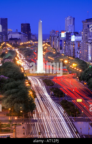 Luftaufnahme der Avenida 9 de Julio mit Obelisco Denkmal, in der Abenddämmerung mit Autolichter als Linien. Langzeitbelichtung Buenos Aires Argenti Stockfoto