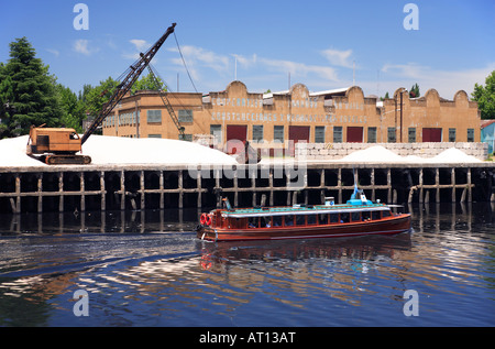 "Katamaran" Schiff vorbei vor der alten Krane im Bauladen vom Fluss "Riachuelo" bei "La Boca" Nachbarschaft, Buen Stockfoto