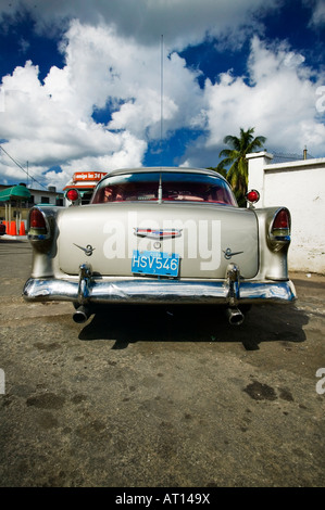 Alte amerikanische Chevy (Chevrolet) sitzt in einer Garage in Havanna (Kuba) geparkt. Amerikanische Oldtimer sind in Kuba gesehen. Stockfoto