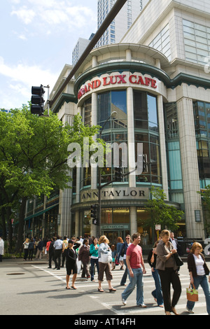 ILLINOIS Chicago Menschen zu Fuß, Fußgängerüberweg Grand Lux Cafe Restaurant und Ann Taylor Kleidung Ladengeschäft auf der Michigan Avenue Stockfoto