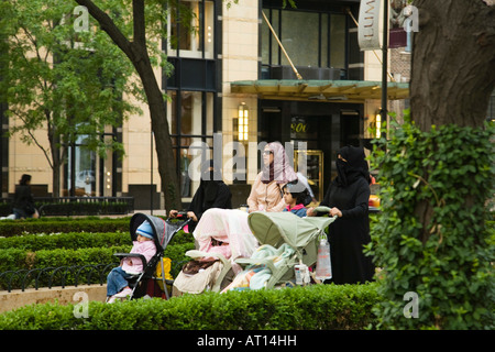 ILLINOIS-Chicago drei aufmerksamen muslimische Frauen Kinderwagen im Wasserturm Park tragen von Burka und Kopftuch Stockfoto