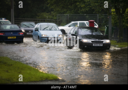 Überschwemmungen in Rumpf folgte ein Wochenende mit hohen Temperaturen in ganz Großbritannien, Autos, Wasser von der Straße drängen, in nahe gelegenen Gärten. Stockfoto