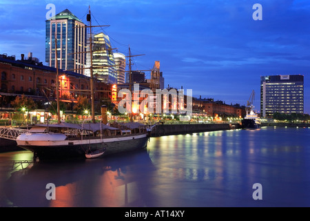 Fernblick über Uruguay Corbet Museum im Hafen von Puerto Madero in der Dämmerung zurück. Buenos Aires, Argentinien Stockfoto