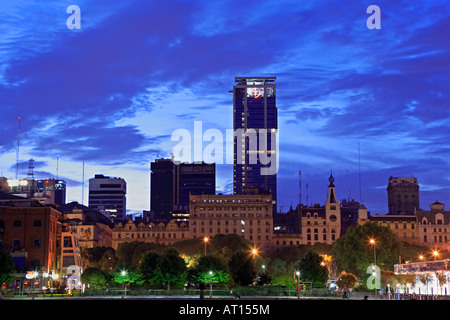 Lange Fernblick über Puerto Madero Docks front die anderen Seite des "Dique 3", Buenos Aires, Argentinien Stockfoto