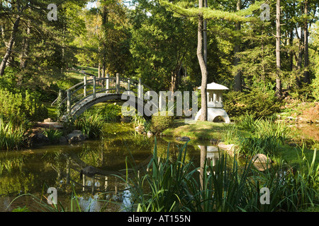 ILLINOIS Genf gewölbte Brücke Teich und Skulptur im japanischen Garten Fabyan Wald bewahren Flussufer Immobilien Stockfoto