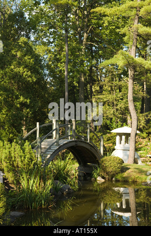 ILLINOIS Genf gewölbte Brücke Teich und Skulptur im japanischen Garten Fabyan Wald bewahren Flussufer Immobilien Stockfoto