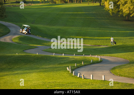 ILLINOIS Aurora Golfer auf Phillips Park Golfplatz Golf-Cart auf Pfad Man zieht Tasche Golfblick auf fairway Stockfoto