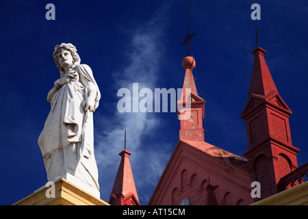 Recoleta Kulturzentrum alte Kirche und weiße Statue. Viertel Recoleta, Buenos Aires, Argentinien Stockfoto