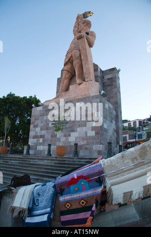 Mexiko Guanajuato Pipila Denkmal für die Helden in der mexikanischen Unabhängigkeit Bewegung Steinstatue von Mann mit erhobenen Arm decken Stockfoto