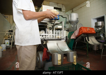 Mexiko Guanajuato männliche Mitarbeiter verarbeiten frische Tortillas Maschinen in kleinen Tortilla machen shop Stockfoto