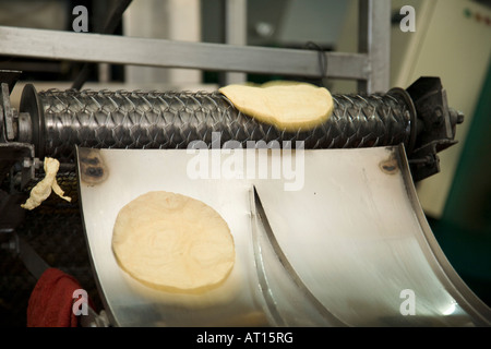 Mexiko Guanajuato frische Tortillas Abrutschen Rutsche Maschinen in kleinen Tortilla machen shop Stockfoto