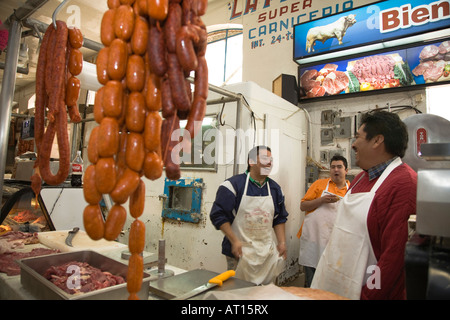 Mexiko Guanajuato drei Metzger hinter der Theke im Butcher Shop Würste hängen auf dem Display in Mercado Hidalgo Stockfoto