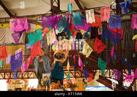 Mexiko Guanajuato Statuen von Frida Kahlo und Diego Rivera im Mercado Hidalgo Markthalle farbiges Papier Fahnen Dekorationen Stockfoto