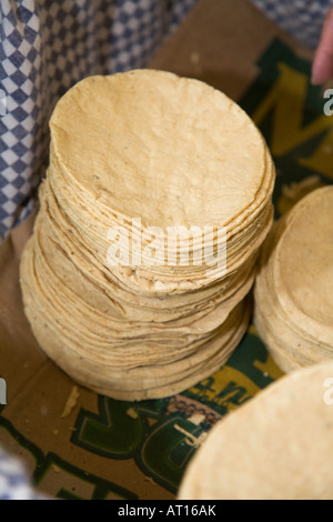 Mexiko Guanajuato Stapel von frischen Mais-Tortillas in kleine Tortilla machen shop Stockfoto