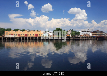Alten Kräne und Häuser am Baustoff speichern vom Fluss "Riachuelo" in "La Boca", Buenos Aires, Argentinien Stockfoto