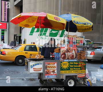 Hot Dog und Brezel Hersteller am Broadway in Manhattans Theaterviertel. Stockfoto