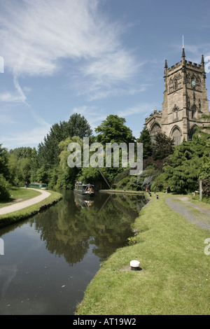 Zeit zum Ausruhen auf einem Kanal-Urlaub in Kidderminster auf The Staffordshire und Worcestershire neben Str. Marys Kirche Stockfoto