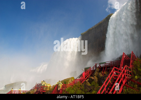 Blick auf die Niagara-Fälle und Turm mit Promenade von unten American Falls New York Stockfoto