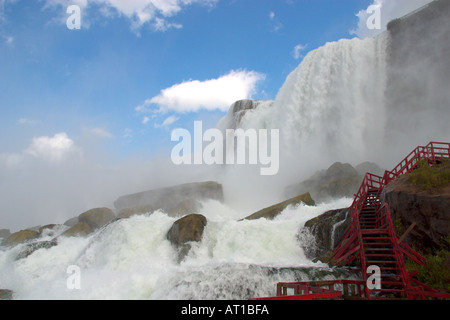 Blick auf die Niagara-Fälle und Turm mit Promenade von unten American Falls New York Stockfoto