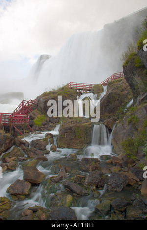 Blick auf die Niagara-Fälle und Turm mit Promenade von unten American Falls New York Stockfoto