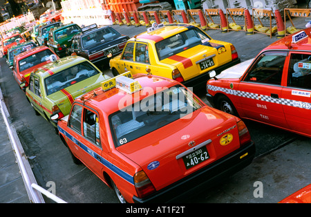 Taxis (Toyota Comfort) Warteschlange für Passagiere außerhalb Shibuya Station im Zentrum von Tokio Stockfoto