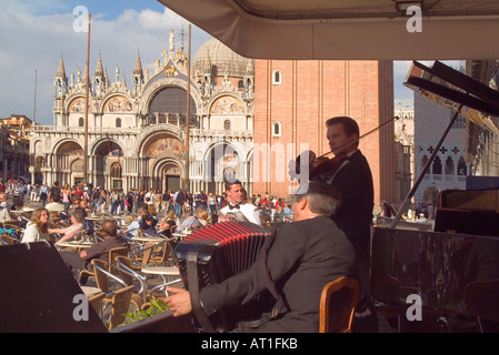 Italien, Venedig, Band spielt für das Publikum in der Piazza San Marco Stockfoto