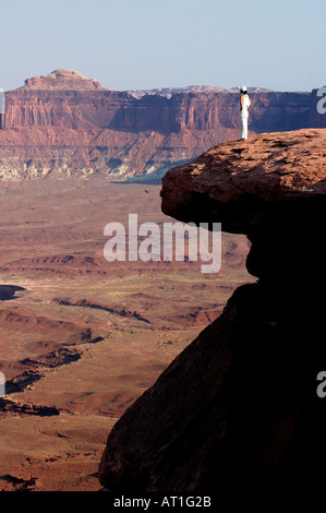 Frau steht am Rand einer Klippe, Canyonlands National Park, Utah, USA Stockfoto