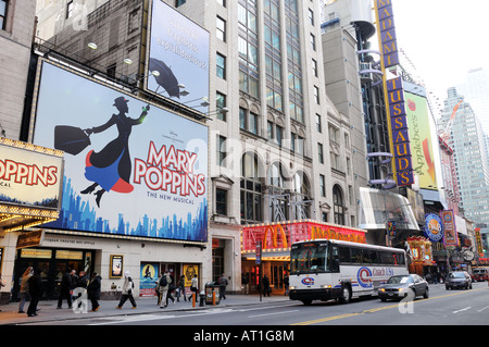 Die Südseite der West 42nd Street in Manhattan. Stockfoto