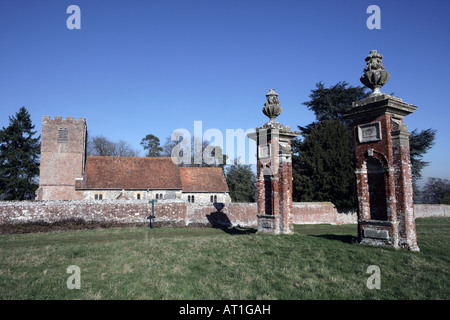 Torpfosten the old Manor house nisten bis St Mary Jungfrau im Hamstead Marshall in der Nähe von Newbury Stockfoto