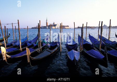 Italien, Veneto, Venedig, Zeile der Gondeln und San Giorgio Maggiore. Stockfoto