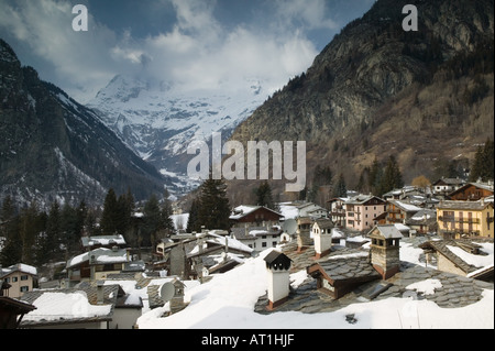 COURMAYEUR, Valle d ' Aosta, Italien, Europa: Ski Chalets & Mt Blanc / Winter Stockfoto