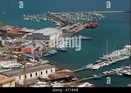 Europa, Italien, Campania (Amalfiküste), Salerno: Blick auf die Stadt mit Hafen Stockfoto