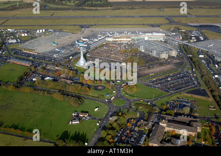 AERIAL PHOTOGRAPHY ÜBER EDINBURGH FLUGHAFEN UND KONTROLLTURM Stockfoto