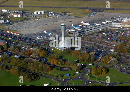 Luftaufnahme der Flughafen Edinburgh, Start-und Landebahn und Kontrollturm Stockfoto